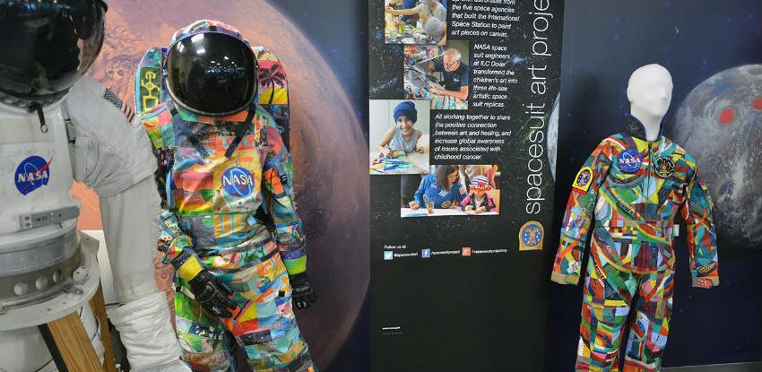 Mališani na UKC-u Tuzla oslikavaju svemirsko odijelo