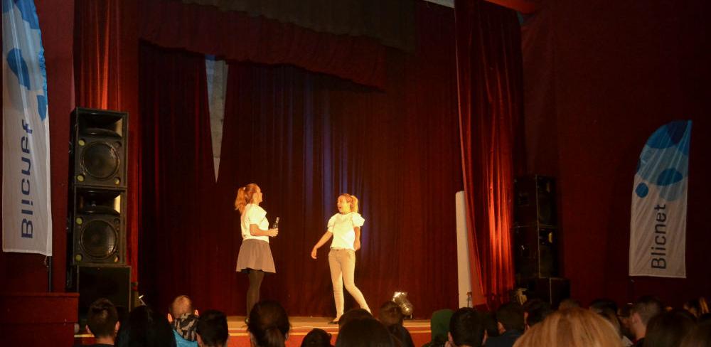 'Post Muški Stres' Kompanija Blicnet poklonila predstavu srbačkim učenicima