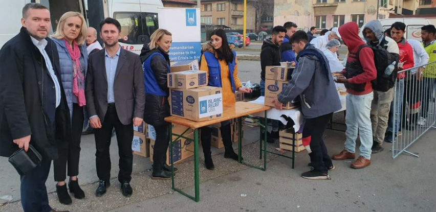 Merhamet i Islamic Relief podijelili 500 paketa pomoći migrantima u Tuzli