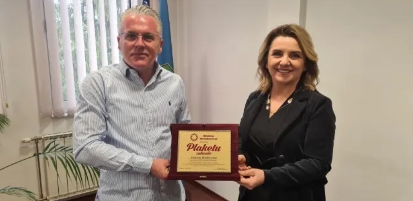 Uručenje plakete zahvale gradonačelniku Bosanske Krupe Arminu Halitoviću