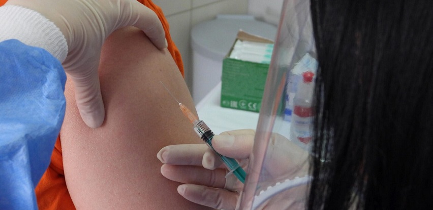 Započela vakcinacija zaposlenika INZ-a (Foto)
