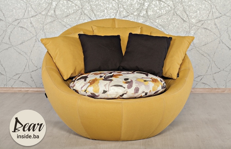 Fotelja jedinstvenog dizajna. Savršeno se uklapa u moderno opremljene prostore, a dodatnu udobnost pružaju dekorativni jastuci.